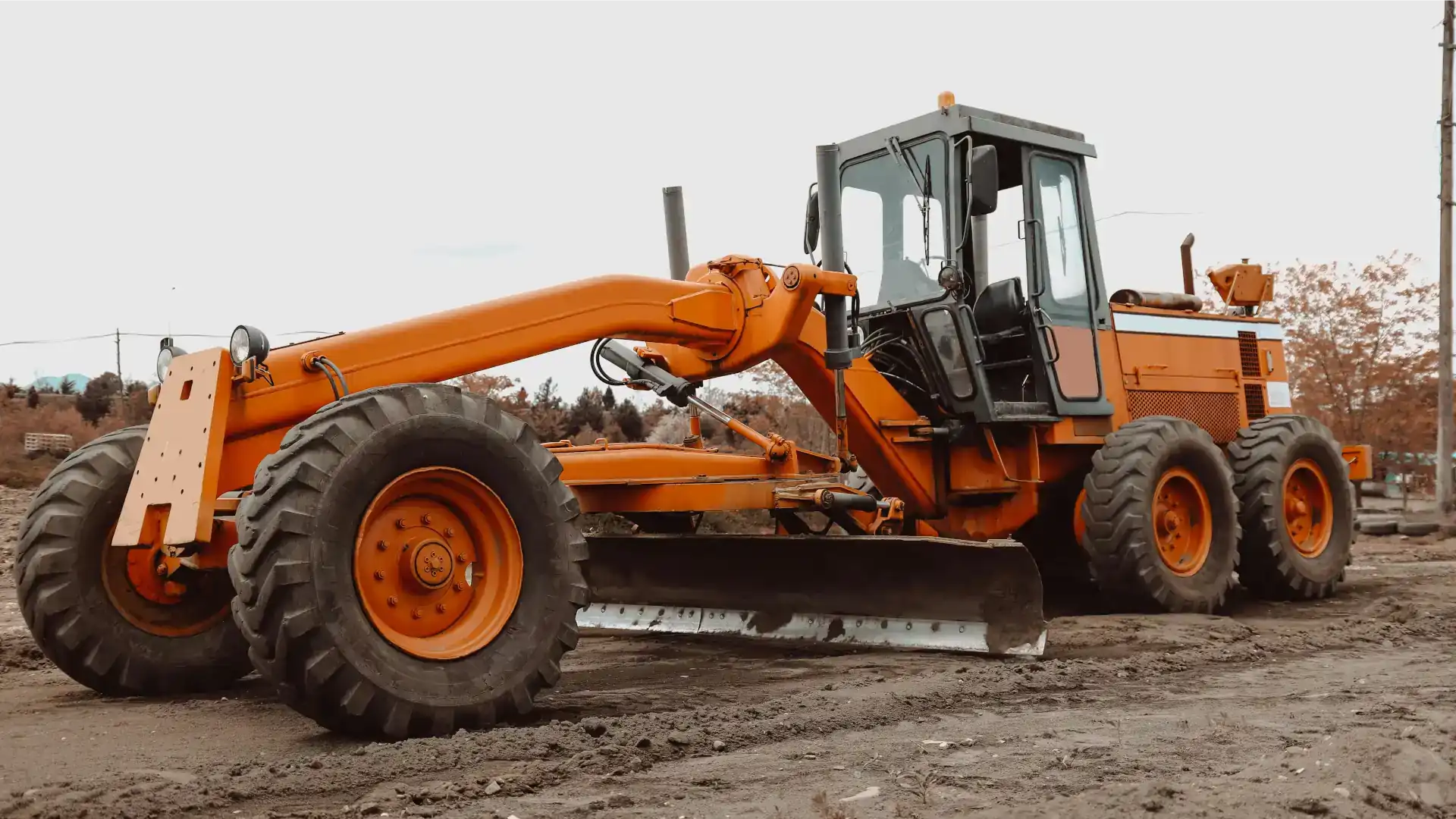 Imagen de Motoniveladora en camino de tierra